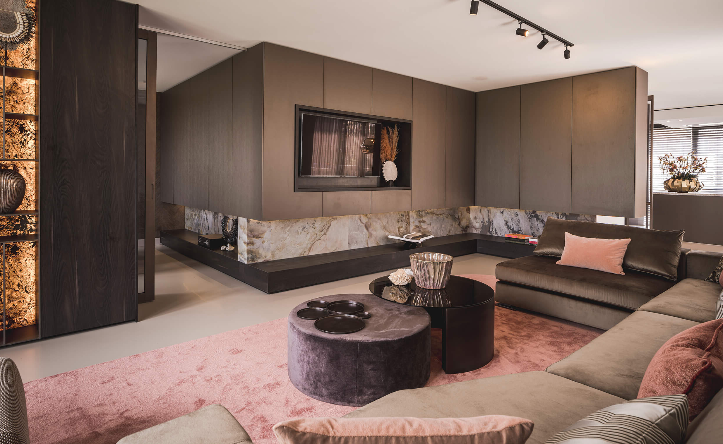 Elegant Living Room with Stone Fireplace and Blush Accents – Uni-Stone Toronto
